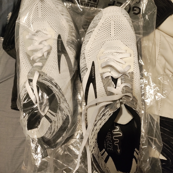 Brooks Shoes - Brooks White and Black Running Shoes
